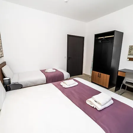 Corner Park View Deluxe - By Hostmt * St. Paul's Bay