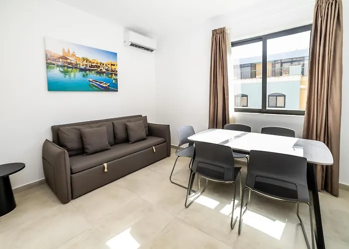 Corner Park View Deluxe - By Hostmt * St. Paul's Bay