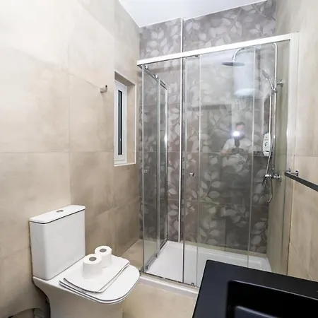 Corner Park View Deluxe - By Hostmt * St. Paul's Bay