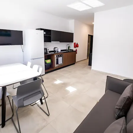 Corner Park View Deluxe - By Hostmt *