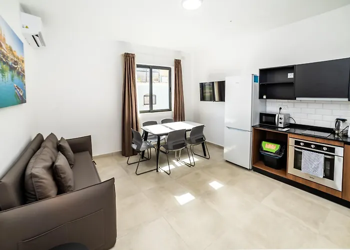 Апартаменты Corner Park View Deluxe - By Hostmt *